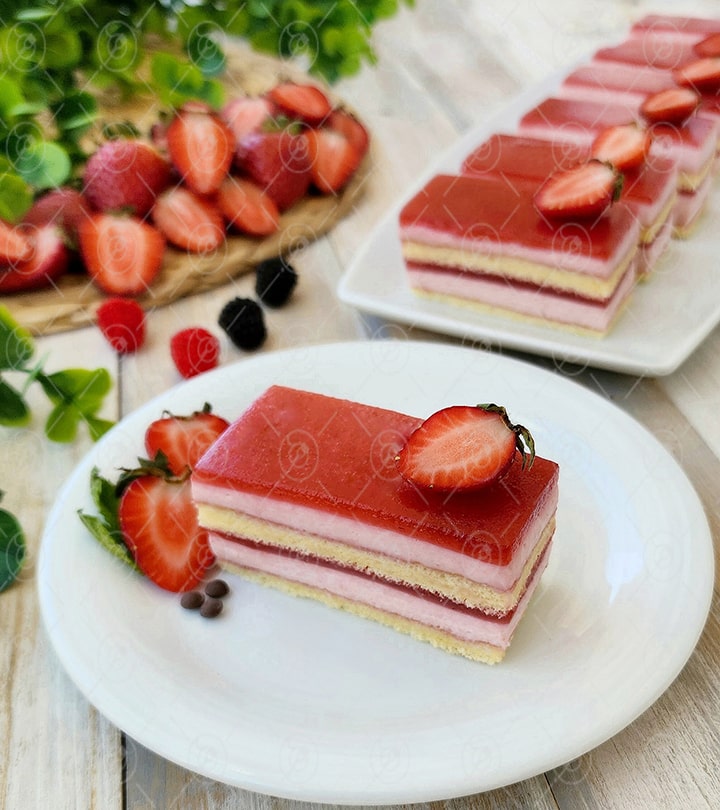 طرز تهیه شیرینی تر برشی توت فرنگی خانگی به سبک قنادی