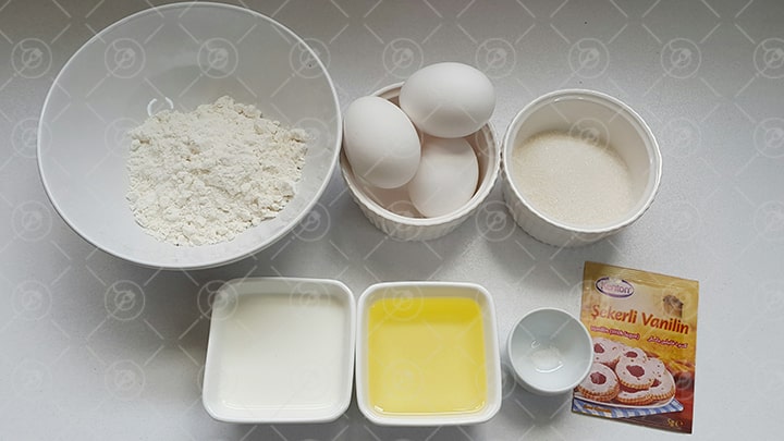 مواد لازم برای نان رولت شیرینی تر برشی توت فرنگی