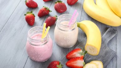 طرز تهیه اسموتی دو رنگ موز و توت فرنگی