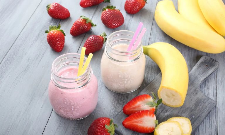 طرز تهیه اسموتی دو رنگ موز و توت فرنگی