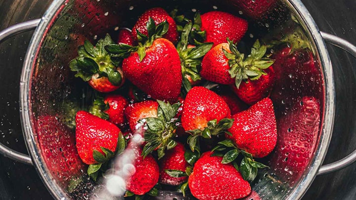 تمیز کردن و شستن توت فرنگی با استفاده از نمک تمیز کردن و شستن توت فرنگی با استفاده از نمک