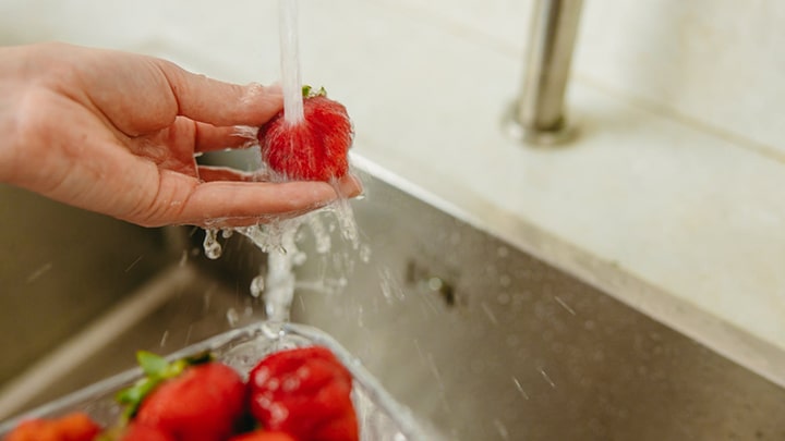 شستن توت فرنگی با استفاده از شوینده های مخصوص میوه و سبزیجات شستن توت فرنگی با استفاده از شوینده های مخصوص میوه و سبزیجات