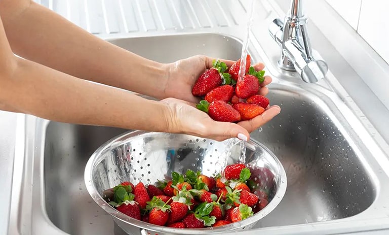 4 روش از بهترین روش‌های شستن و تمیز کردن توت فرنگی - مجله اکالا