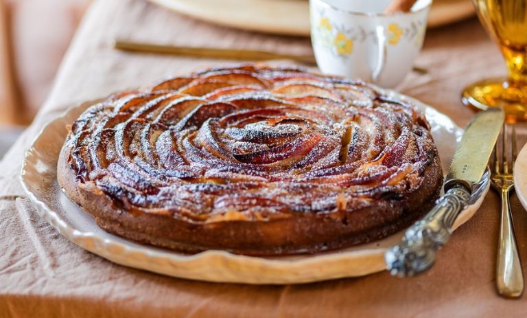 طرز تهیه کیک سیب و دارچین+ نکات خوشمزهتر شدن آن