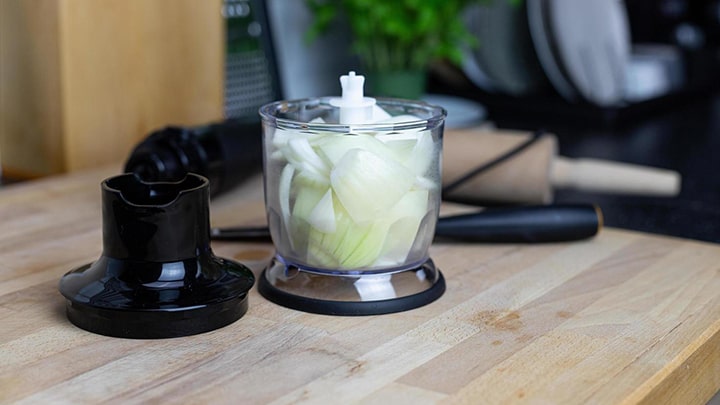 آماده کردن آب پیاز با مخلوط کن آماده کردن آب پیاز با مخلوط کن