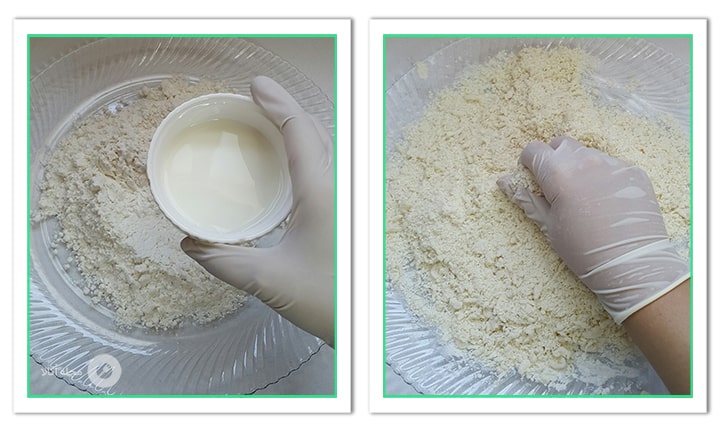 شیر را به آرد اضافه کنید و با دست منسجمش کنید