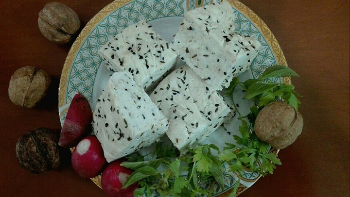 مصرف پنیر با سیاه دانه و زیره