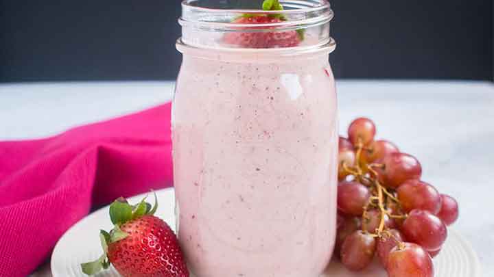 طرز تهیه اسموتی انگور و توت‌ فرنگی