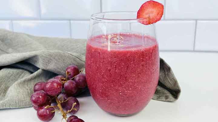 اسموتی انگور و توت‌ فرنگی