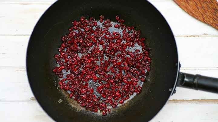 روش‌های صحیح تفت دادن زرشک