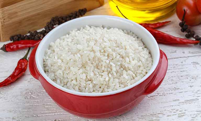 از کجا بفهمیم برنج پخته خراب شده؟ + نحوه‌ی تشخیص و نگهداری