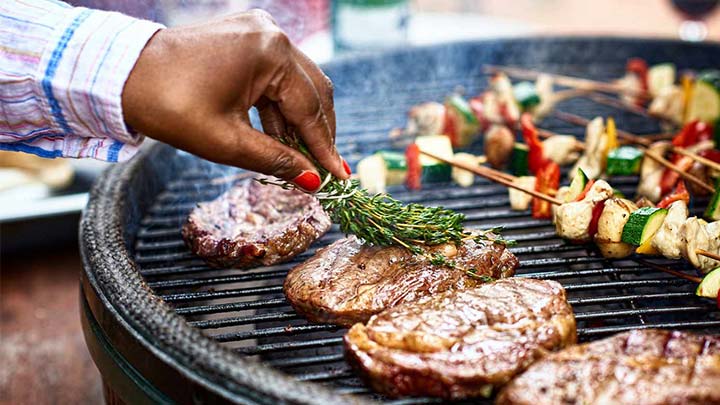  پختن گوشت قرمز به همراه مواد طعم دهنده