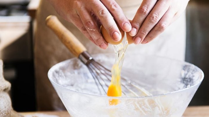 به اندازه تخم مرغ را هم بزنید به اندازه تخم مرغ را هم بزنید