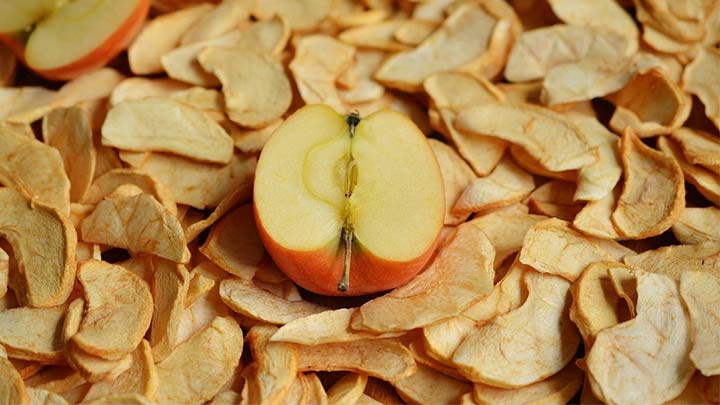 خشک کردن سیب با کمک نور مستقیم آفتاب خشک کردن سیب با کمک نور مستقیم آفتاب