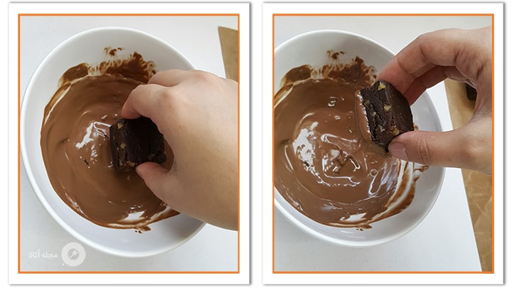 شیرینی را در شکلات بن ماری شده قرار دهید شیرینی را در شکلات بن ماری شده قرار دهید