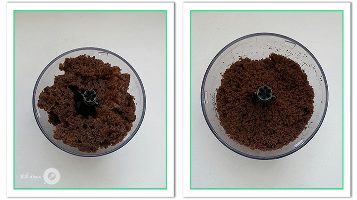 کیک آماده را در بلندر خرد کنید کیک آماده را در بلندر خرد کنید