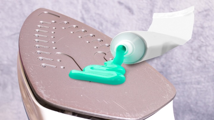 تميز كردن اتوي سوخته با خمیر دندان