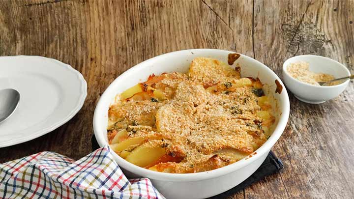 مراحل تهیه گراتن مرغ و سیب زمینی