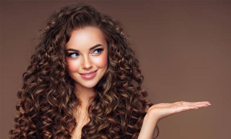 8 نمونه از بهترین نرم کننده مو برای موهای فر
