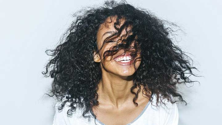 بهترین نرم‌کننده موی فر چیست؟