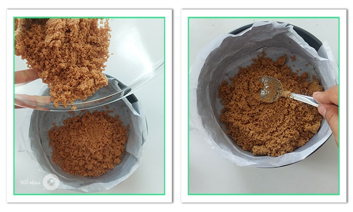 برای کراست چیزکیک بیسکوئیت پودر شده را کف قالب پخش کنید