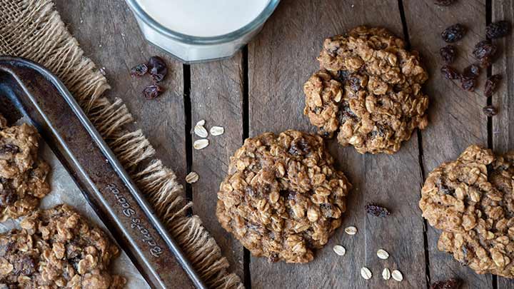 مراحل تهیه کوکی کشمشی با شیره انگور