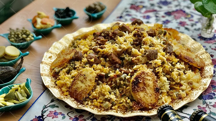 در لوبیا پلو گوشت را به درستی تیکه تیکه کنید.