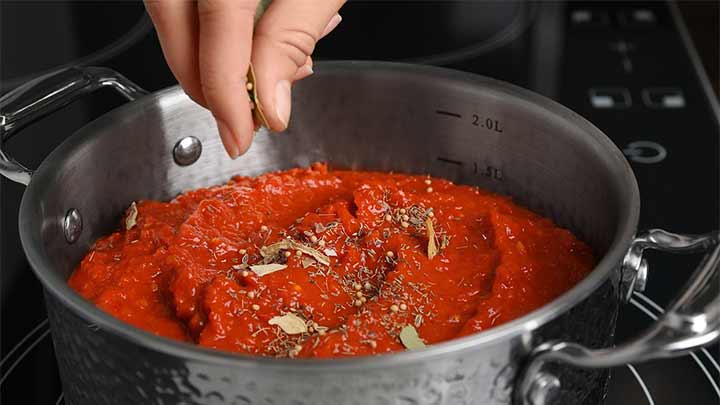 9 ترفند کاربردی برای جلوگیری از پاشیدن رب گوجه هنگام پخت