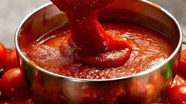 نیمه باز گذاشتن در قابلمه برای جلوگیری از پاشیدن رب گوجه هنگام پخت