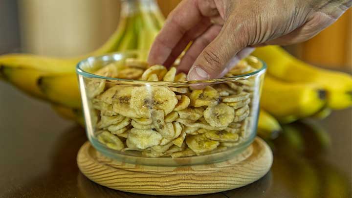 خشک کردن موز در زیر نور آفتاب خشک کردن موز در زیر نور آفتاب