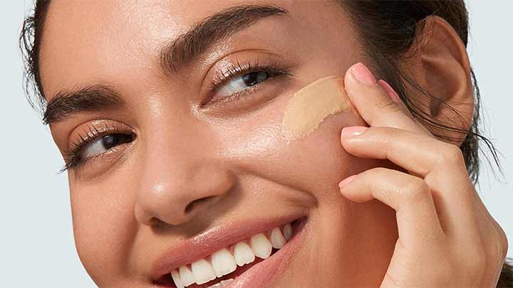 تفاوت ضد آفتاب رنگی و بیرنگ چیست؟ تفاوت ضد آفتاب رنگی و بیرنگ چیست؟