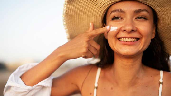 تفاوت ترکیبات ضد آفتاب رنگی و بیرنگ چیست؟ تفاوت ترکیبات ضد آفتاب رنگی و بیرنگ چیست؟