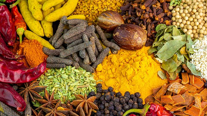 معرفی ادویه‌های خوشمزه و پرکاربرد در آشپزی هندی