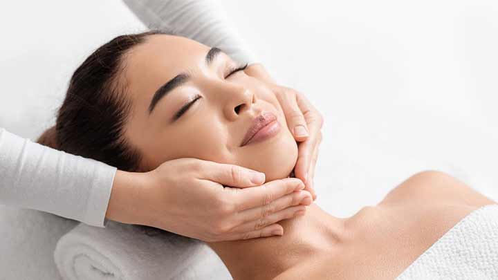 ماساژ صورت میتواند باعث شود شما احساس راحتی نکنید. ماساژ صورت میتواند باعث شود شما احساس راحتی نکنید.