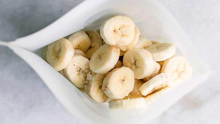 چرا قبل از فریز کردن موز باید پوست آن را جدا کنیم؟ چرا قبل از فریز کردن موز باید پوست آن را جدا کنیم؟