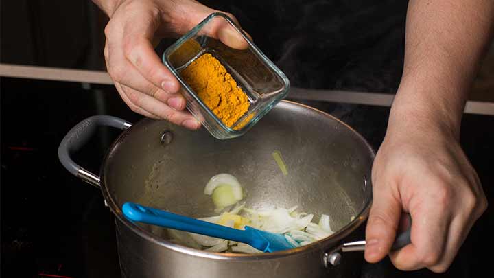 آیا می‌دانید اگر ادویه غذا زیاد شد چه کنید؟