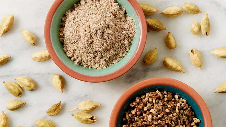 پودر کردن هل با برشته کردن پودر کردن هل با برشته کردن