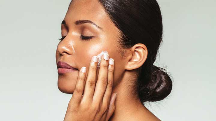 چه کسانی باید پوست خود را آبرسانی کنند؟