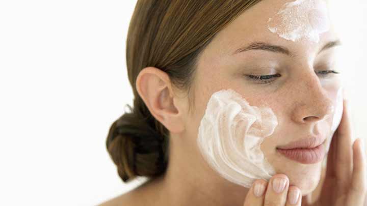 راهنمای انتخاب کرم ضد آفتاب مناسب برای فصل پاییز