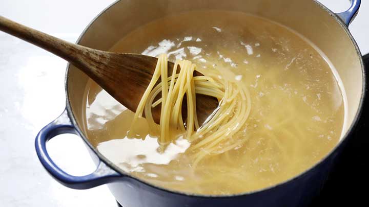 برای به هم نچسبیدن ماکارونی چه باید کرد؟