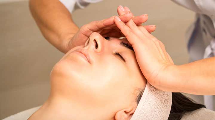 بهترین زمان برای ماساژ صورت بهترین زمان برای ماساژ صورت