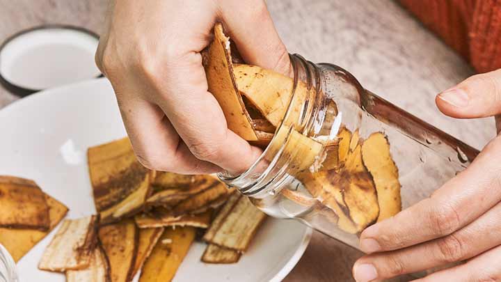 طرز استفاده از پوست موز برای صورت