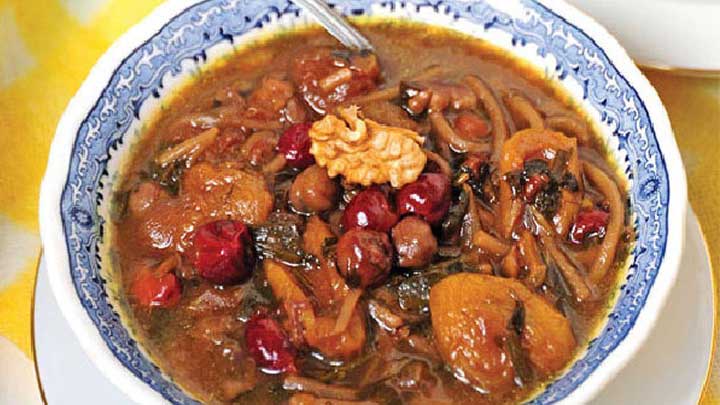 تزئین و سرو آش میوه تزئین و سرو آش میوه