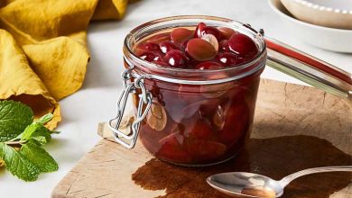 طرز تهیه ترشی انگور خوشمزه و متفاوت؛ انگور سیاه و سفید