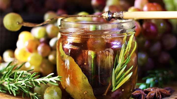 نکات مهم برای تهیه ترشی انگور سیاه