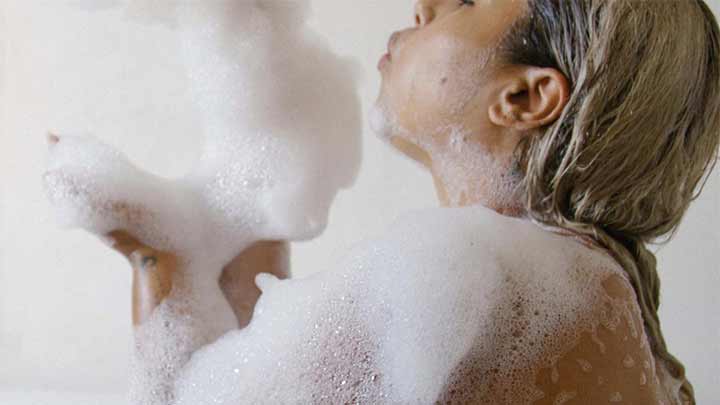 برای پوست چرب و جوش دار از شامپو بدن استفاده کنیم یا صابون؟ برای پوست چرب و جوش دار از شامپو بدن استفاده کنیم یا صابون؟