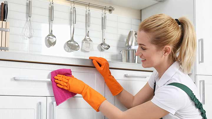 پاک کردن لکههای چربی یا رنگ از سطح کابینت پاک کردن لکههای چربی یا رنگ از سطح کابینت