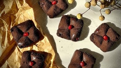 طرز تهیه دسر کیک شکلاتی برای شب یلدا با انار؛ سه سوته