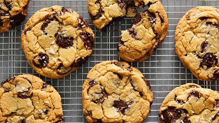 مراحل تهیه کوکی شکلات چیپسی مراحل تهیه کوکی شکلات چیپسی