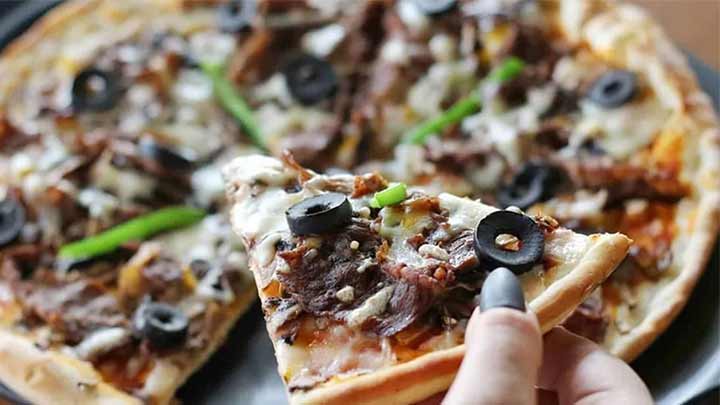 مراحل تهیه پیتزا سیر و استیک خانگی مراحل تهیه پیتزا سیر و استیک خانگی